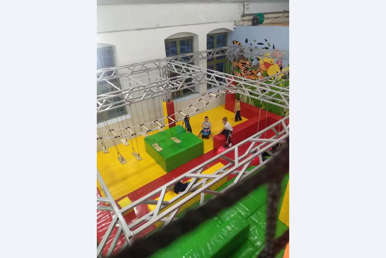 Construcción en bastidor de un parque infantil cubierto con accesorios, Monkey Grove, pista Ninja, "esponjas" de juegos blandos-4